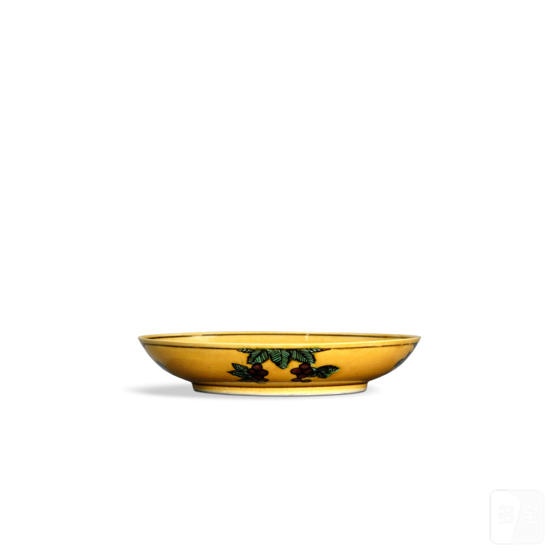 A yellow-ground green-and-aubergine-enamelled 'dragon' saucer, Mark and period of Tongzhi | 清同治 黃地紫綠彩雙龍戲珠紋小盤 《大清同治年製》款 - 图3